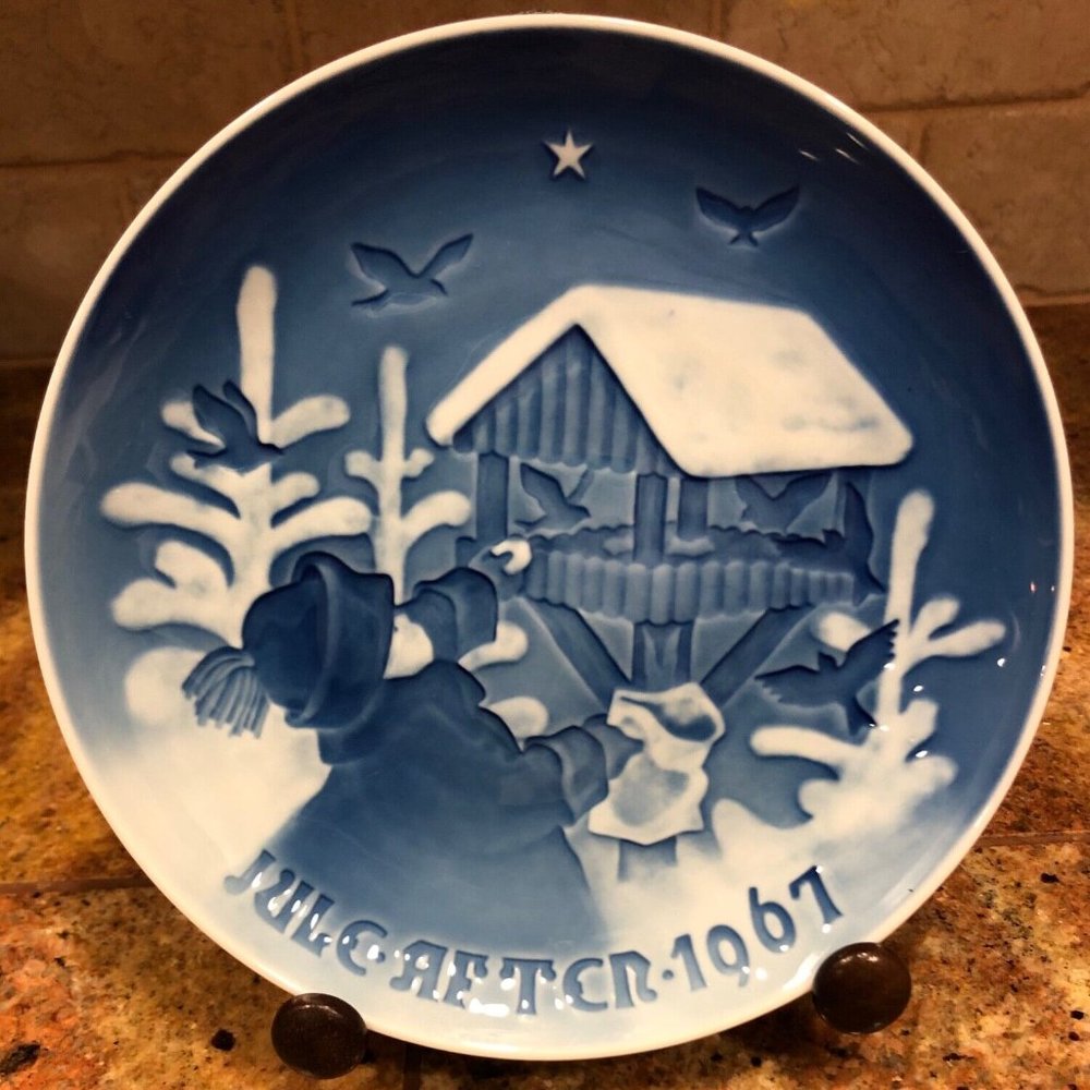 1967 Royal Copenhagen Blue Christmas Plate "Child With Birdfeeder" Denmark Excel